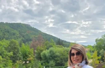 Неда Украден позира во костим за капење, а еден од нејзините следбеници вели: Нема потреба од фотошоп