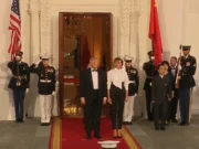 (Видео) Сите мислат дека кошулата е ѕвездата на стајлингот на Меланија: всушност панталоните се толку моќни на гала вечерата во Белата куќа