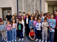 (Фото) Сиљановска-Давкова се сретна со македонските православни верници од новоформираната црковна општина „Св. Архангел Михаил” во Халејн, Австрија
