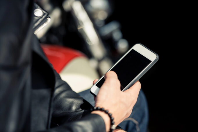 telefon-Depositphotos_156221092_L-1