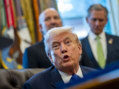 Трамп за протестите: „Франција гори! Затворете ги границите пред да биде предоцна“