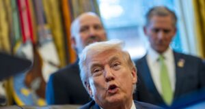 Трамп за протестите: „Франција гори! Затворете ги границите пред да биде предоцна“