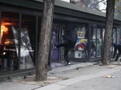 (Видео) Насилни протести во Франција, ограбени 2.000 продавници; Властите: „Ја изгубивме контролата“
