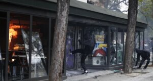 По масовните немири во Франција, повеќе земји предупредуваат на безбедносни ризици
