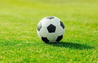 (Видео) Гледаше насекаде освен во водителката поради нејзиното длабоко деколте: тренерот стана вирален хит