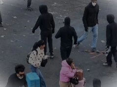 (Видео) Околу нив чад и немири, а тие со куфери шетаат низ Париз
