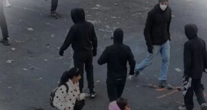 (Видео) Околу нив чад и немири, а тие со куфери шетаат низ Париз