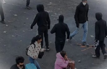 (Видео) Околу нив чад и немири, а тие со куфери шетаат низ Париз