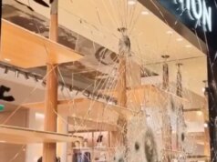 (Видео) „Ми треба врска цврста како ова стакло“: Излогот на „Луј Витон“ ги издржа обидите за провала во Париз