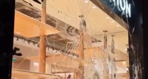 (Видео) „Ми треба врска цврста како ова стакло“: Излогот на „Луј Витон“ ги издржа обидите за провала во Париз