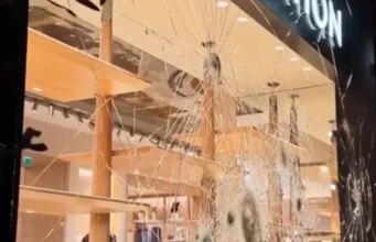 (Видео) „Ми треба врска цврста како ова стакло“: Излогот на „Луј Витон“ ги издржа обидите за провала во Париз