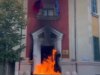 (Видео) Ескалација на протестите во Тирана: Запалена влезната врата на Министерството за животна средина
