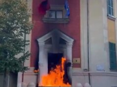 (Видео) Ескалација на протестите во Тирана: Запалена влезната врата на Министерството за животна средина