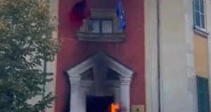 (Видео) Ескалација на протестите во Тирана: Запалена влезната врата на Министерството за животна средина