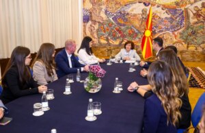 (Фото) Сиљановска-Давкова: Уставот не е само закон над законите, туку и општествен договор меѓу граѓаните и државата