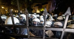 Судир меѓу претседателот и премиерот ја тресе Полска, полицијата распоредена пред Уставниот суд