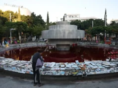 Фонтаната во Тел Авив обоена во црвено на тригодишнината од нападот на Хамас