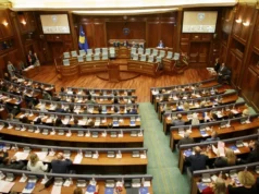 Солзавец пред Собранието во Приштина, демонстрантите не им дозволуваа на пратениците да излезат