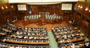 Солзавец пред Собранието во Приштина, демонстрантите не им дозволуваа на пратениците да излезат