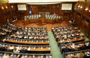 Солзавец пред Собранието во Приштина, демонстрантите не им дозволуваа на пратениците да излезат