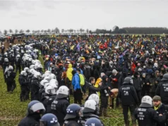 Околу 19.000 луѓе на протести низ Германија: Човечки синџири долги 21 километар