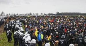 Околу 19.000 луѓе на протести низ Германија: Човечки синџири долги 21 километар