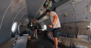 (Видео) Австриски јутјубери влегле на воен аеродром во Србија и се качувале по авиони