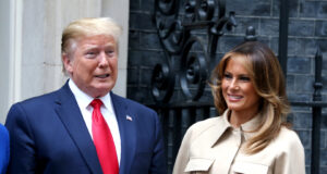 (Видео) Трамп се обиде да ја бакне Меланија, снимката предизвика реакции на интернет
