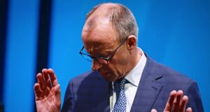 Мерц на удар на сопствениот партиски собир: учесник му порача да поднесе оставка