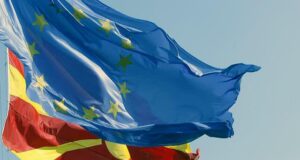 Левица: Македонија треба да преговара со институциите на ЕУ, а не да прифаќа билатерални уцени