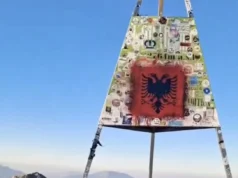 Двоглавиот орел повторно поставен на Кораб, тргнато е македонското знаме