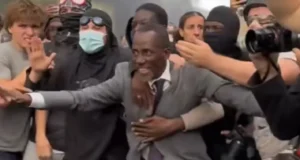 (Видео) Градоначалник во Франција ги брани учениците од полицијата, беше погоден со солзавец