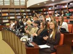 „Да се говори значи да се има став“ – со ученичка дебата во Собранието одбележан Светскиот ден на наставниците