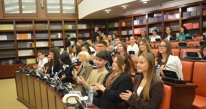 „Да се говори значи да се има став“ – со ученичка дебата во Собранието одбележан Светскиот ден на наставниците